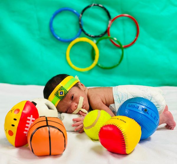 Bebês de UTI se fantasiam para lembrar Olímpiadas