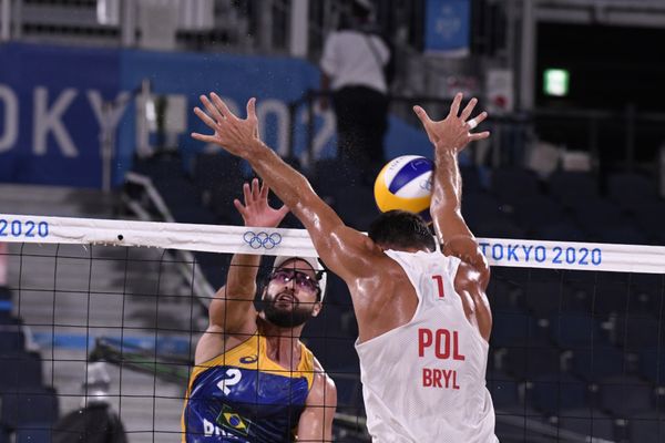 Bruno Schmidt ataca contra polonês no vôlei de praia  por Vitor Jubini 