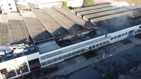 Vista aérea do galpão da Cinemateca Brasileira, na Vila Leopoldina (SP), nesta sexta-feira (30), um dia depois do incêndio que atingiu o local