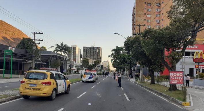 Arremessado com o impacto, motociclista envolvido no acidente foi levado em estado grave para o Hospital Estadual de Urgência e Emergência de Vitória
