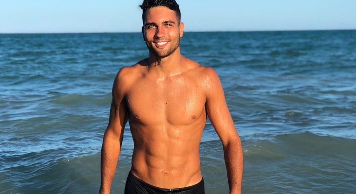 Gay assumido desde os 20 anos, o capixaba contou estar em um relacionamento há mais de dois anos com o médico Rafael Helmer: 'O lance com a Anitta não passa de uma resenha, até porque a admiramos demais como artista. E uma terceira pessoa na nossa relação não faz parte do nosso interesse'