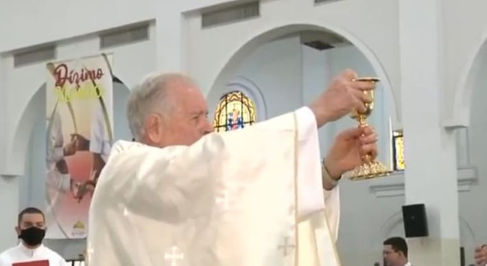 A primeira missa do padre já será realizada neste domingo (1°). A celebração pode ser acompanhada também pelas redes sociais da Igreja