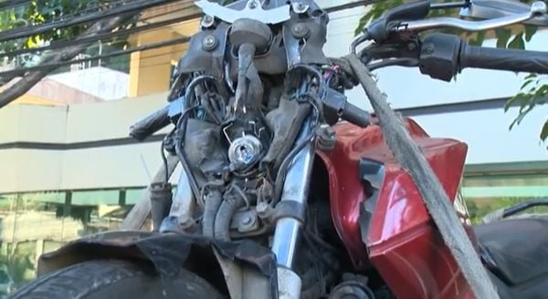 Frente da moto ficou destruída após acidente que matou ex-policial militar