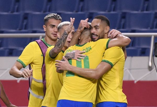 Matheus Cunha comemora o gol com Richarlison, que deu bela assistência