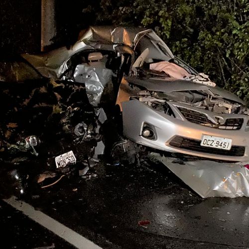 De acordo com o Corpo de Bombeiros, as três vítimas estavam em um carro com placa de Vitória e morreram no local, na noite deste sábado (31)