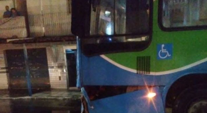 O condutor da moto, de 60 anos, bateu de frente com o Transcol, na rua da feira, no bairro Aribiri. Chovia no momento do acidente