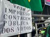 Cartaz pedindo voto impresso na Praça do Papa, em Vitória(Viviann Barcelos)