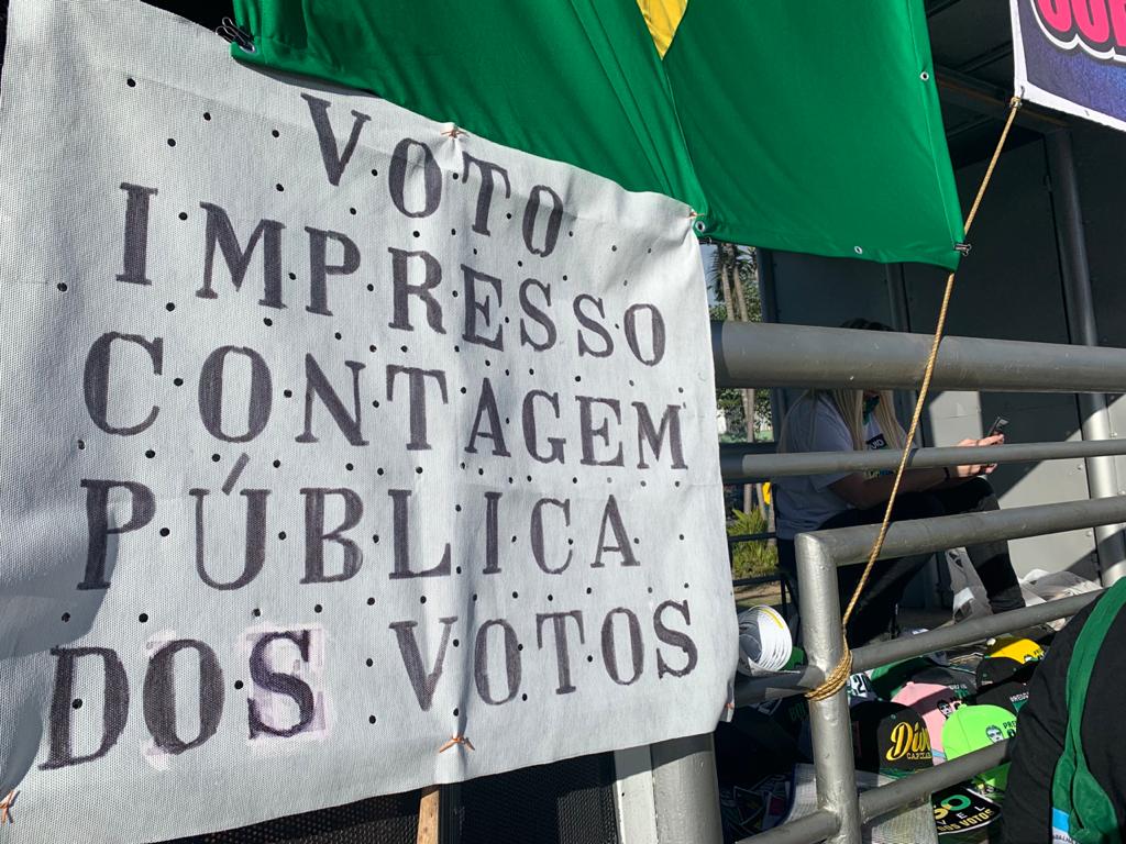 Cartaz pedindo voto impresso na Praça do Papa, em Vitória