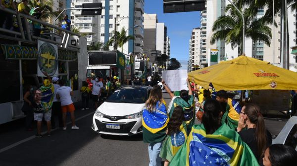 Concentração de manifestantes em Vila Velha: protesto por voto impresso por Carlos Alberto Silva