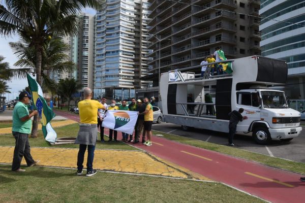 Concentração de manifestantes em Vila Velha: protesto por voto impresso por Carlos Alberto Silva