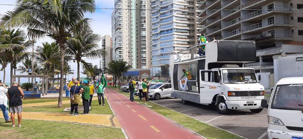 Concentração de manifestantes em Vila Velha: protesto por voto impresso por Carlos Alberto Silva