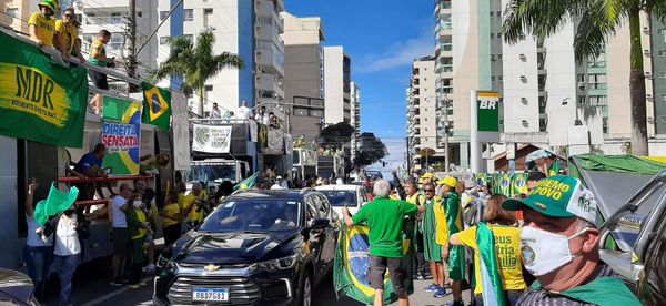 Concentração de manifestantes em Vila Velha: protesto por voto impresso por Carlos Alberto Silva