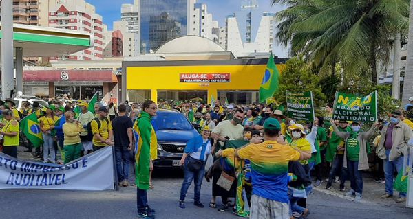 Concentração de manifestantes em Vila Velha: protesto por voto impresso por Carlos Alberto Silva