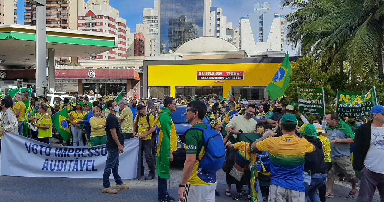 Concentração de manifestantes em Vila Velha: protesto por voto impresso