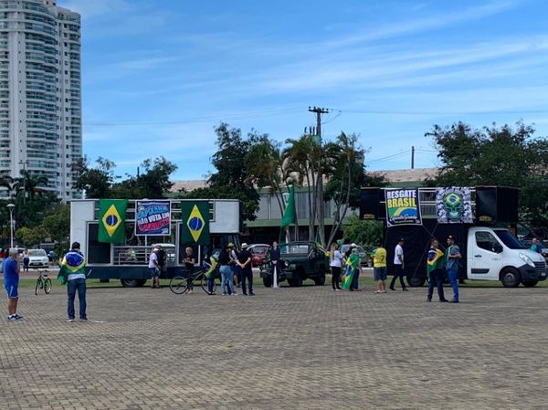 Concentração de manifestantes na Praça do Papa, em Vitória, neste domingo (1º) por Viviann Barcelos