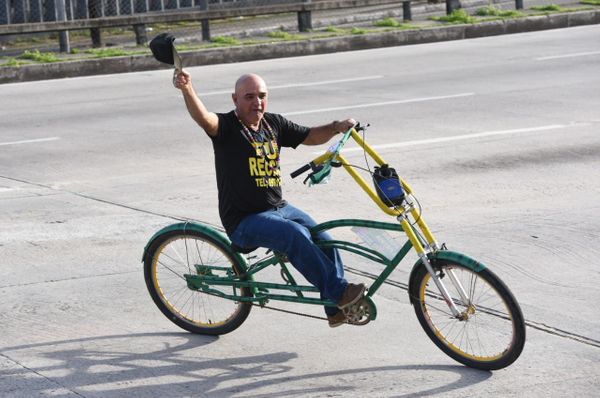 De bicicleta, Jardel dos Idosos, ex-deputado estadual por Carlos Alberto Silva