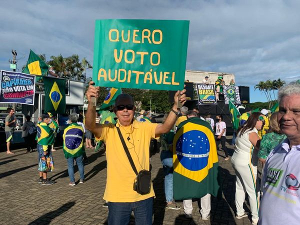 Euben Silveira Monteiro, de 82 anos, participou do ato pedindo pelo voto impresso por Viviann Barcelos