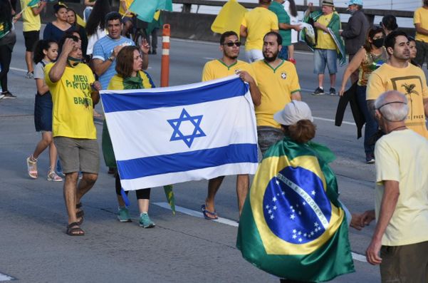 Manifestantes com bandeira de Israel em protesto a favor de Bolsonaro no ES por Carlos Alberto Silva