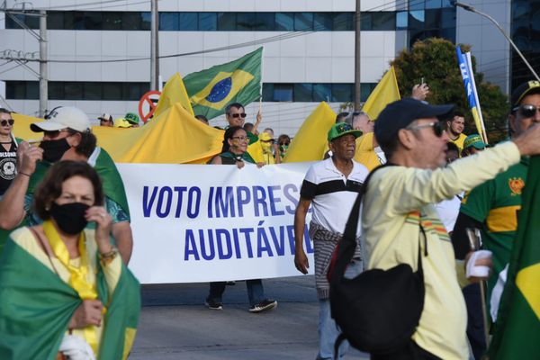 Manifestantes descendo a Terceira Ponte pedindo voto impresso por Carlos Alberto Silva