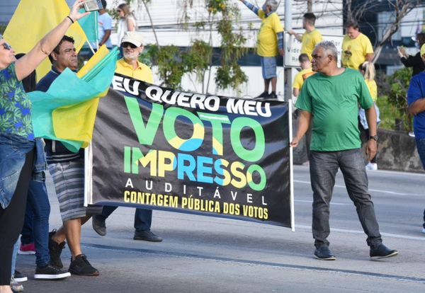 Manifestantes descendo a Terceira Ponte pedindo voto impresso por Carlos Alberto Silva
