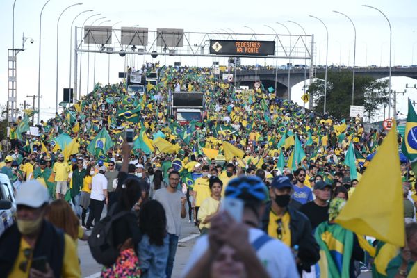 Manifestantes descendo a Terceira Ponte pedindo voto impresso por Carlos Alberto Silva