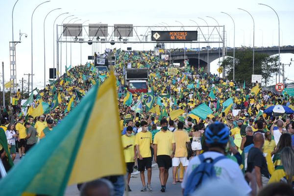Manifestantes descendo a Terceira Ponte pedindo voto impresso por Carlos Alberto Silva