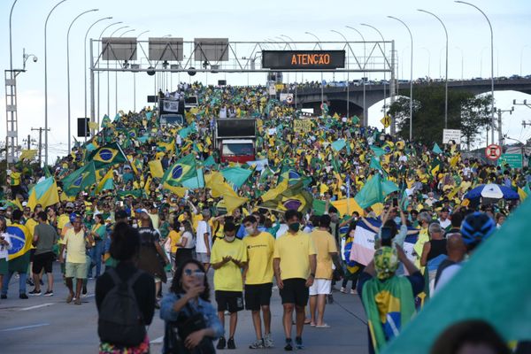 Manifestantes descendo a Terceira Ponte pedindo voto impresso por Carlos Alberto Silva