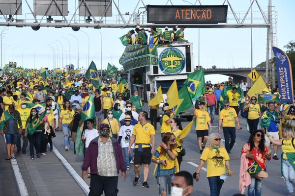 Manifestantes descendo a Terceira Ponte pedindo voto impresso por Carlos Alberto Silva