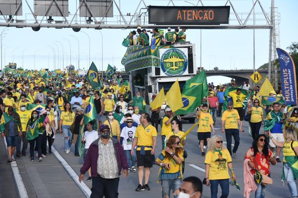 Manifestantes descendo a Terceira Ponte pedindo voto impresso por Carlos Alberto Silva