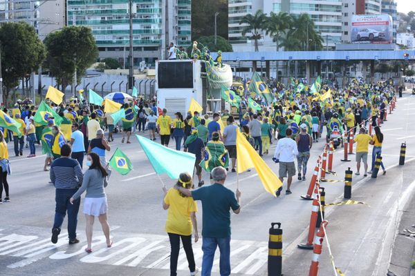 Manifestantes descendo a Terceira Ponte pedindo voto impresso por Carlos Alberto Silva