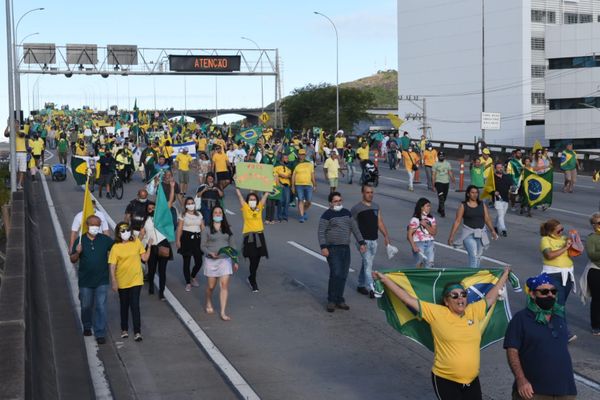 Manifestantes descendo a Terceira Ponte pedindo voto impresso por Carlos Alberto Silva