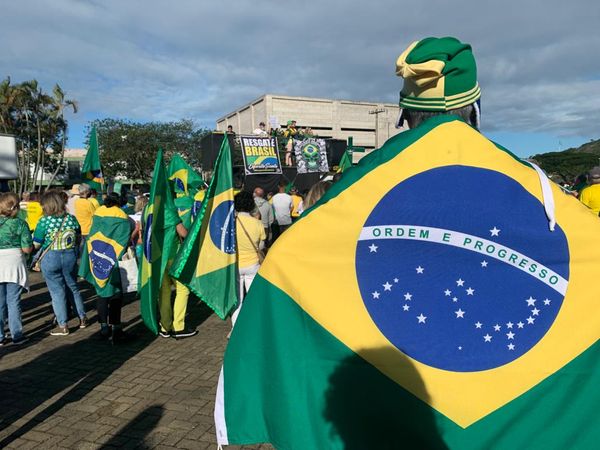 Manifestantes pedindo voto impresso na Praça do Papa, em Vitória por Viviann Barcelos