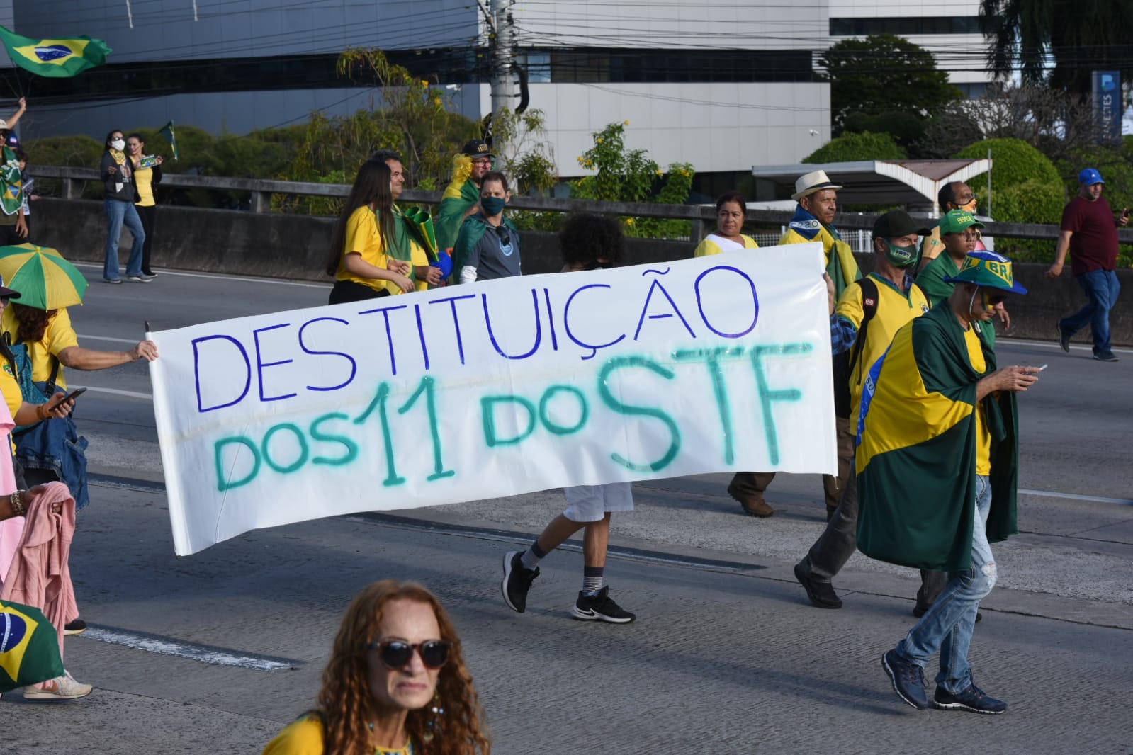 Protesto em Vitória também teve cartazes e faixas pedindo a saída dos ministros do STF