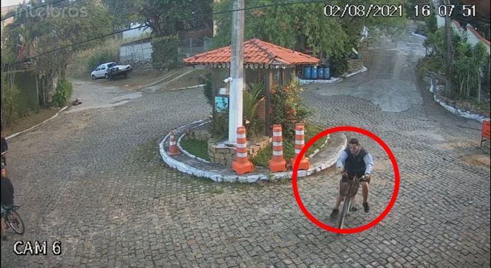 Imagens dão sensação de que o adolescente não conseguiu frear a bicicleta; acidente ocorreu nesta segunda-feira (2) em Vila Velha