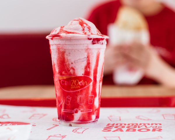 A Calzoon de Jardim Camburi tem sucos naturais, açaí e o Royal Twist, uma sobremesa gelada com frutas, leite condensado, leite em pó e gelo.