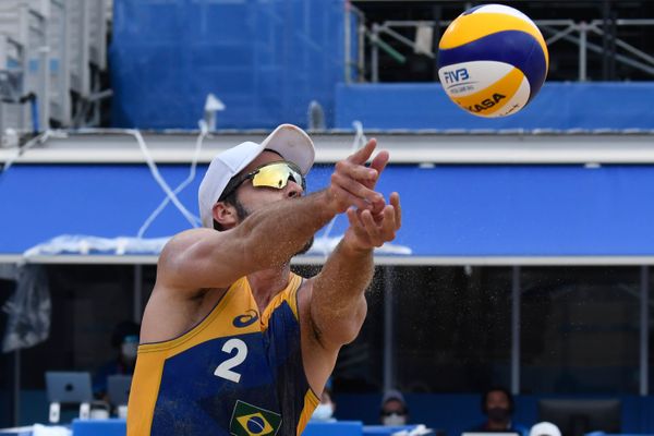 A dupla de vôlei de praia Bruno Schmidt perde para dupla letã e é eliminada das olimpíadas de Tóquio nas oitavas de final do torneiro por Vitor Jubini