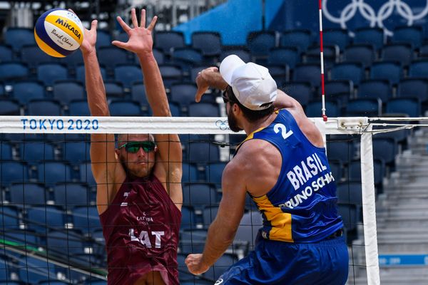 A dupla de vôlei de praia Bruno Schmidt perde para dupla letã e é eliminada das olimpíadas de Tóquio nas oitavas de final do torneiro por Vitor Jubini