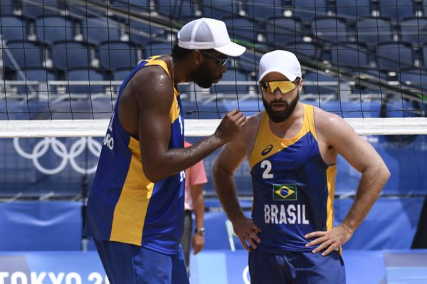 Bruno Schmidt e Evandro em partida das oitavas de final do vôlei de praia nas Olimpíadas