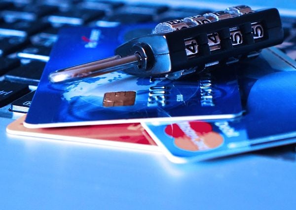 Criminosos fraudam cartão de crédito das vítimas no 