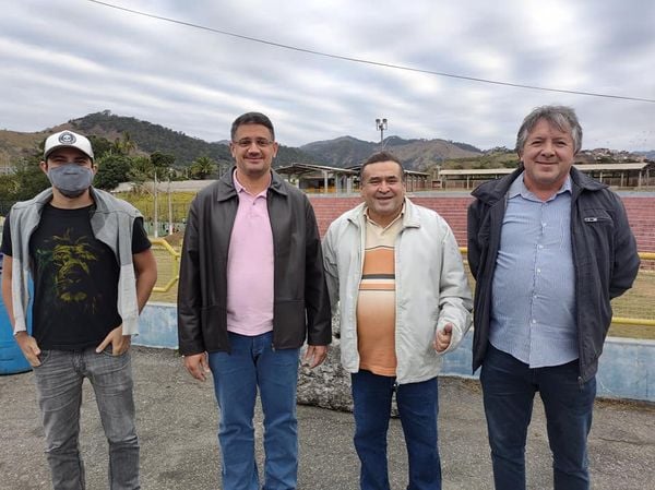 Eduardo Kleim (GFC Eventos), Nemrod Emerick (prefeito de Alegre),  Antônio Esteves (TP Eventos) e Elias Carvalho (GFC Eventos): parceria para a realização do Rodeio Universitário de Alegre