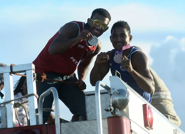 Data: 16/08/2012 - ES - Serra - Esquiva Falcão e Yamaguchi Falcão desfilam no carro de bombeiros na grande Vitória. Os dois boxeadores foram medalhistas em Londres - Editoria: Esportes - Foto: Bernardo Coutinho - Jornal A Gazeta por Bernardo Coutinho