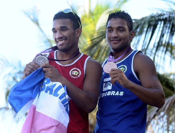 Esquiva Falcão e Yamaguchi Falcão desfilam no carro de bombeiros na grande Vitória. Os dois boxeadores foram medalhistas em Londres 