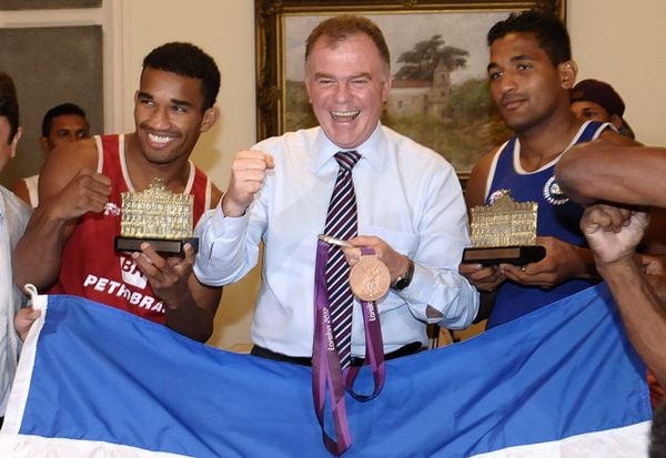 Data: 16/08/2012 - ES - Serra - Esquiva Falcão e Yamaguchi Falcão são recebidos pelo governador Renato Casagrande. Os dois boxeadores foram medalhistas em Londres - Editoria: Esportes - Foto: Bernardo Coutinho - Jornal A Gazeta por Bernardo Coutinho