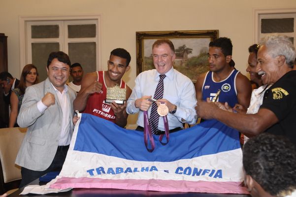 Data: 16/08/2012 - ES - Serra - Esquiva Falcão e Yamaguchi Falcão são recebidos pelo governador Renato Casagrande. Os dois boxeadores foram medalhistas em Londres - Editoria: Esportes - Foto: Bernardo Coutinho - Jornal A Gazeta por Bernardo Coutinho