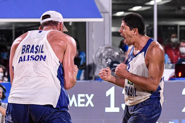 Alison e Álvaro Filho venceram a dupla mexicana e estão nas quartas de final em Tóquio por Vitor Jubini