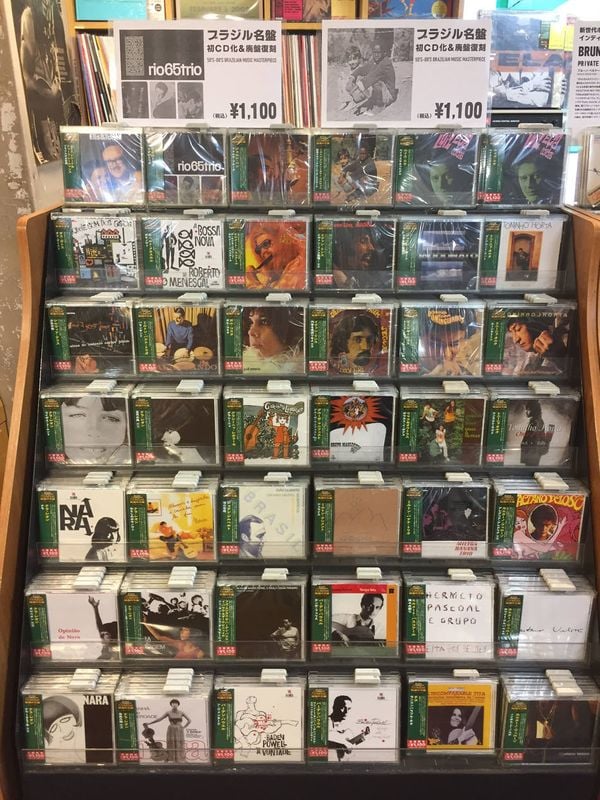 Prateleira com CDs brasileiros em loja de Tóquio