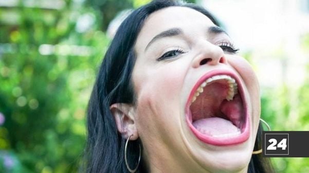 A norte-americana Samantha Ramsdell recebe o título de maior boca feminina do planeta, segundo Guinness Book 