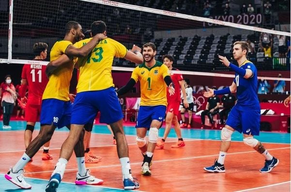 Brasil vence Japão e vai à semifinal no vôlei masculino 