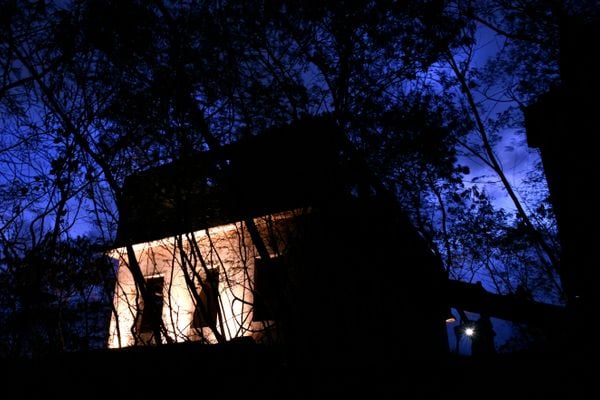 Exposição artística nas ruínas da Ilha da Pólvora por Fernando Madeira