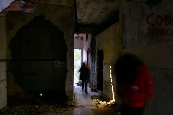 Exposição artística nas ruínas da Ilha da Pólvora por Fernando Madeira